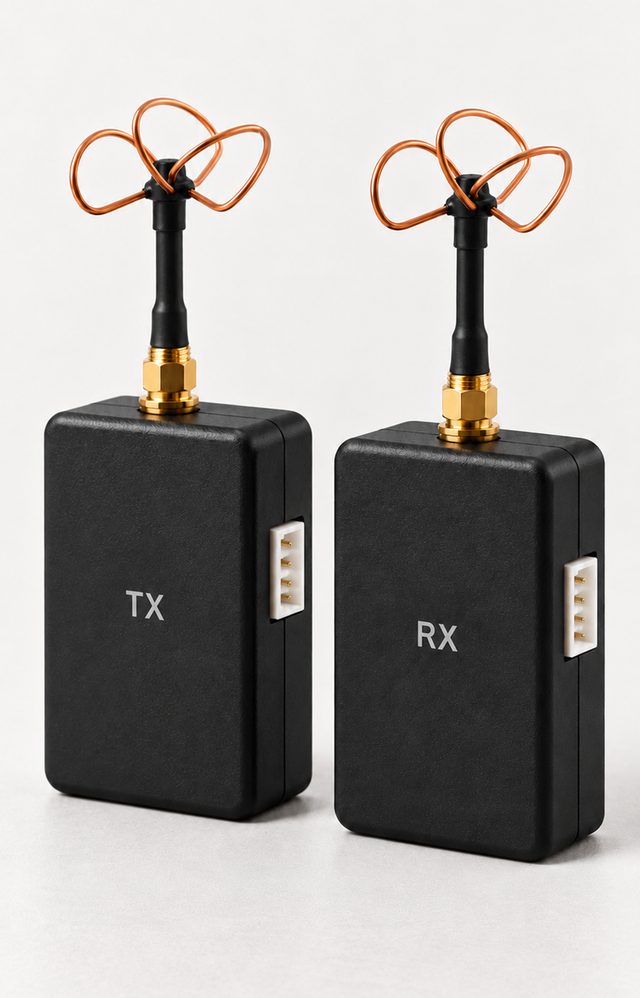 Digital video transmitter and receiver pair with clover-leaf antennas